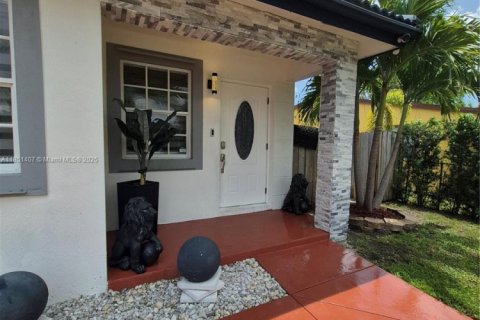 House in Fort Lauderdale, Florida 3 bedrooms, 144.83 sq.m. № 1875534 - photo 2