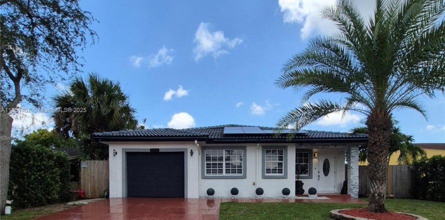 House in Fort Lauderdale, Florida 3 bedrooms, 144.83 sq.m. № 1875534