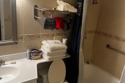 Condo in Sunny Isles Beach, Florida  № 1959362 - photo 3