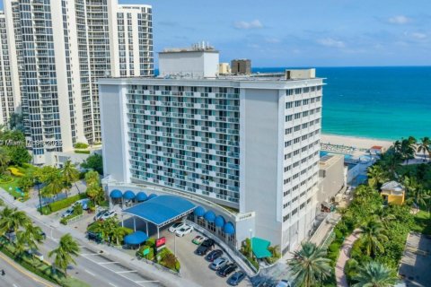 Condo in Sunny Isles Beach, Florida  № 1959362 - photo 1