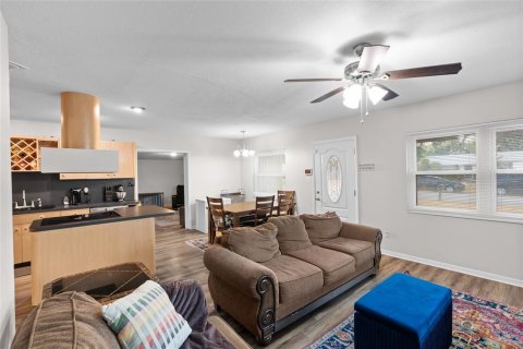 House in Tampa, Florida 3 bedrooms, 174.47 sq.m. № 1677926 - photo 7