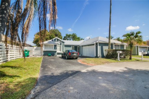 Villa ou maison à louer à Miami, Floride: 3 chambres, 138.89 m2 № 2058903 - photo 2