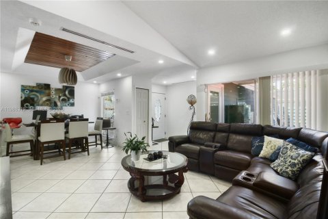 Villa ou maison à louer à Miami, Floride: 3 chambres, 138.89 m2 № 2058903 - photo 4