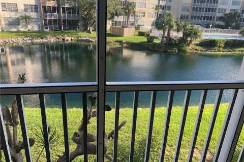 Copropriété à louer à Miami, Floride: 2 chambres, 84.45 m2 № 1897303 - photo 1