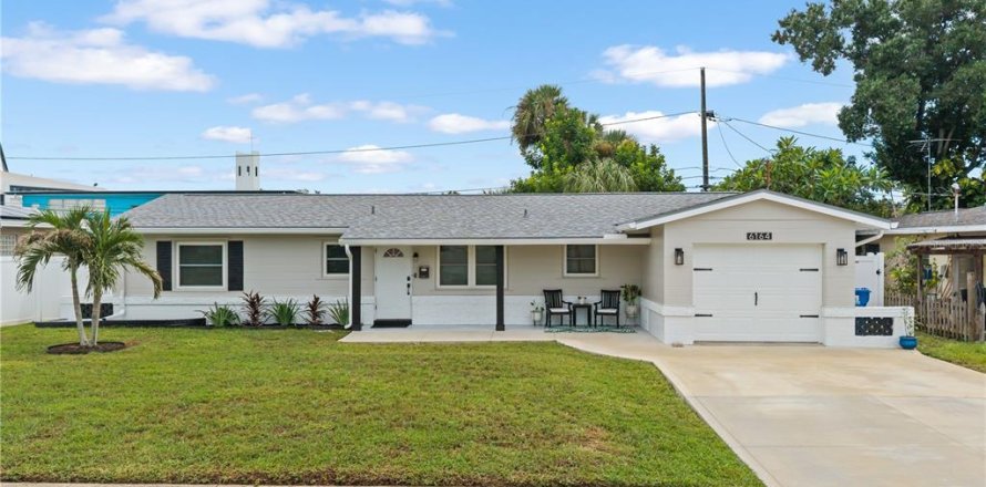 Villa ou maison à Saint Petersburg, Floride 3 chambres, 150.41 m2 № 2359215
