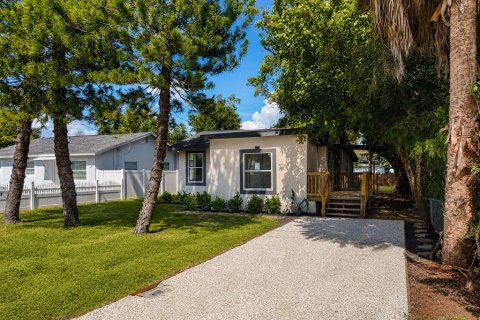 House in Tampa, Florida 3 bedrooms, 104.61 sq.m. № 2315008