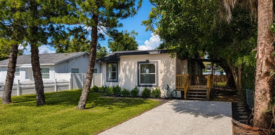 House in Tampa, Florida 3 bedrooms, 104.61 sq.m. № 2315008
