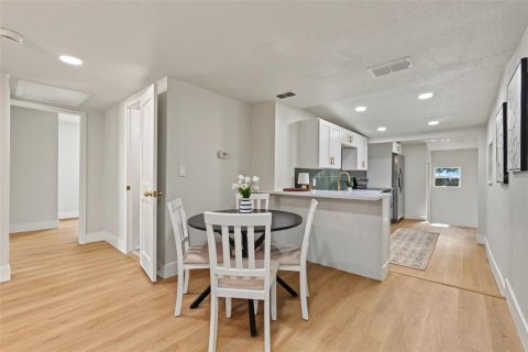 House in Tampa, Florida 3 bedrooms, 104.61 sq.m. № 2315008 - photo 8