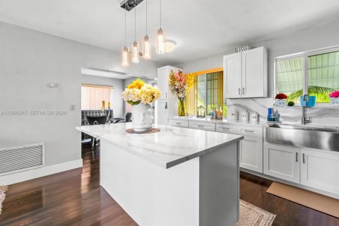 Villa ou maison à vendre à Hollywood, Floride: 2 chambres, 102.01 m2 № 2027978 - photo 12