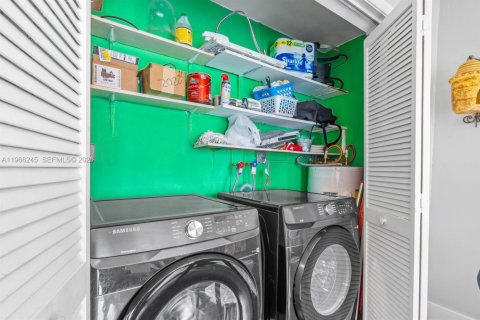 Villa ou maison à vendre à Hollywood, Floride: 2 chambres, 102.01 m2 № 2027978 - photo 22