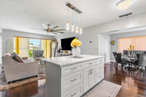 Villa ou maison à vendre à Hollywood, Floride: 2 chambres, 102.01 m2 № 2027978 - photo 10