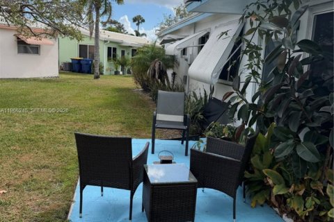 Villa ou maison à vendre à Hollywood, Floride: 2 chambres, 102.01 m2 № 2027978 - photo 24