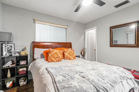 Villa ou maison à vendre à Hollywood, Floride: 2 chambres, 102.01 m2 № 2027978 - photo 17