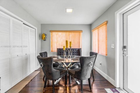 Villa ou maison à vendre à Hollywood, Floride: 2 chambres, 102.01 m2 № 2027978 - photo 14