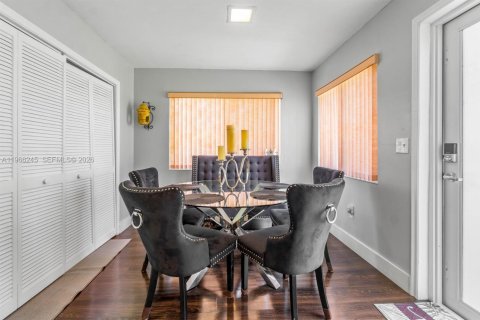 Villa ou maison à vendre à Hollywood, Floride: 2 chambres, 102.01 m2 № 2027978 - photo 13