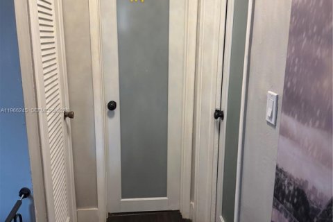 Villa ou maison à vendre à Hollywood, Floride: 2 chambres, 102.01 m2 № 2027978 - photo 16