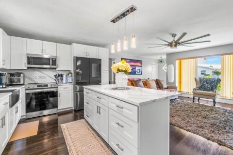 Villa ou maison à vendre à Hollywood, Floride: 2 chambres, 102.01 m2 № 2027978 - photo 9