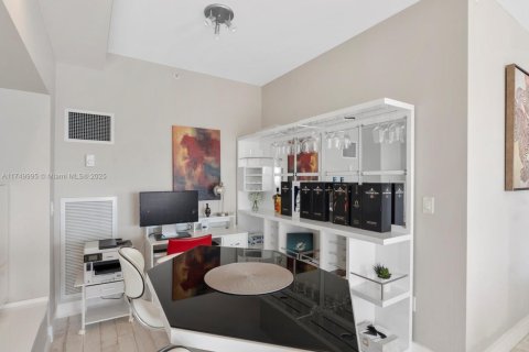 Condo in Miami, Florida, 2 bedrooms  № 1714169 - photo 12