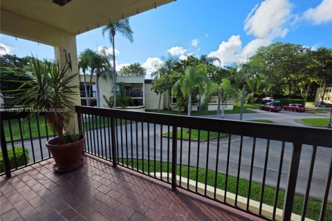 Condo in Miami, Florida, 2 bedrooms  № 1944943 - photo 1