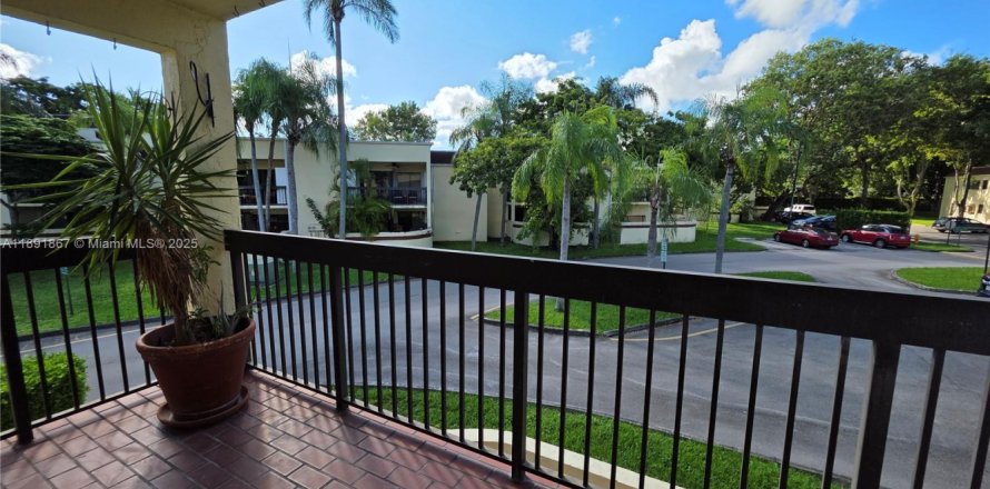 Condo in Miami, Florida, 2 bedrooms № 1944943