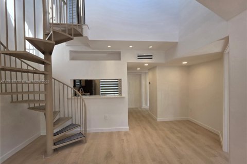 Condo in Miami, Florida, 2 bedrooms  № 1944943 - photo 11