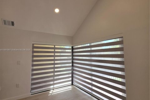 Condo in Miami, Florida, 2 bedrooms  № 1944943 - photo 13