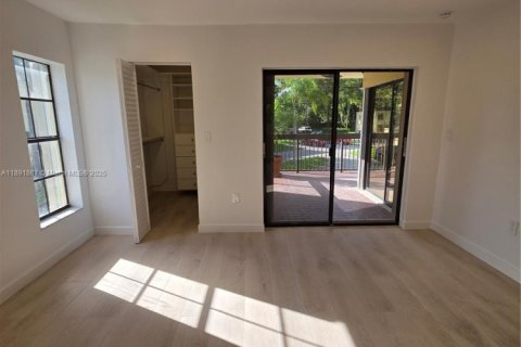 Condo in Miami, Florida, 2 bedrooms  № 1944943 - photo 14
