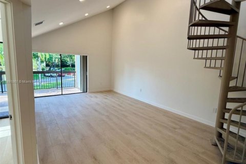Condo in Miami, Florida, 2 bedrooms  № 1944943 - photo 7