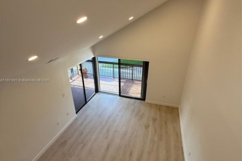 Condo in Miami, Florida, 2 bedrooms  № 1944943 - photo 23