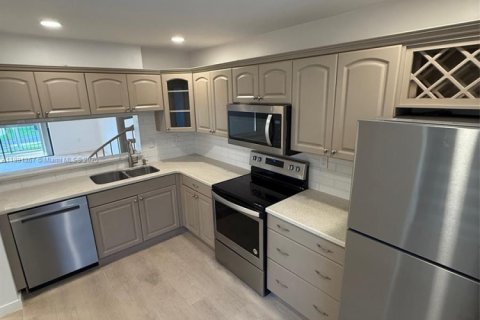 Condo in Miami, Florida, 2 bedrooms  № 1944943 - photo 10