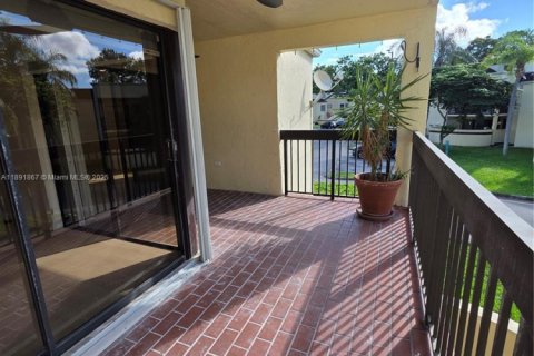 Condo in Miami, Florida, 2 bedrooms  № 1944943 - photo 27