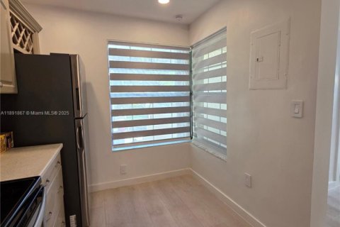 Condo in Miami, Florida, 2 bedrooms  № 1944943 - photo 9