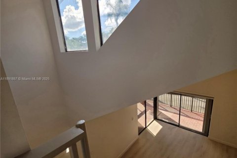 Condo in Miami, Florida, 2 bedrooms  № 1944943 - photo 22