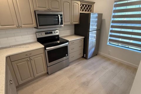 Condo in Miami, Florida, 2 bedrooms  № 1944943 - photo 8