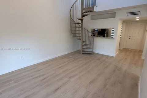 Condo in Miami, Florida, 2 bedrooms  № 1944943 - photo 12
