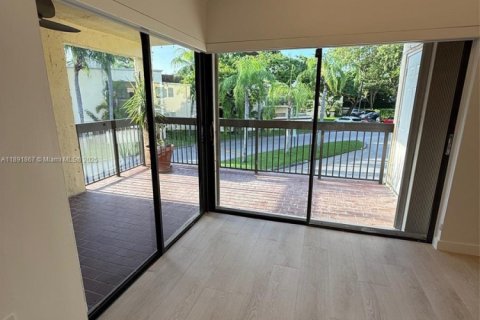 Condo in Miami, Florida, 2 bedrooms  № 1944943 - photo 26