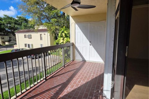 Condo in Miami, Florida, 2 bedrooms  № 1944943 - photo 29