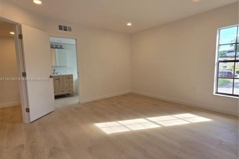 Condo in Miami, Florida, 2 bedrooms  № 1944943 - photo 15