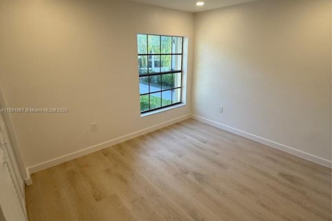 Condo in Miami, Florida, 2 bedrooms  № 1944943 - photo 18