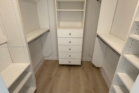 Condo in Miami, Florida, 2 bedrooms  № 1944943 - photo 17