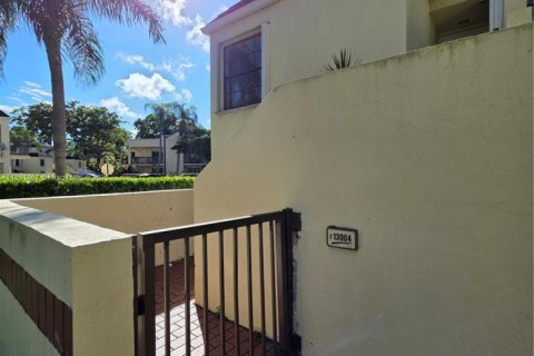 Condo in Miami, Florida, 2 bedrooms  № 1944943 - photo 4