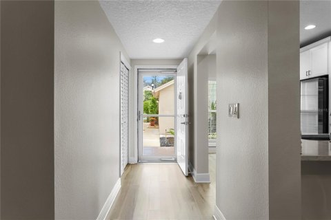 Condo in Largo, Florida, 2 bedrooms  № 2428749 - photo 8