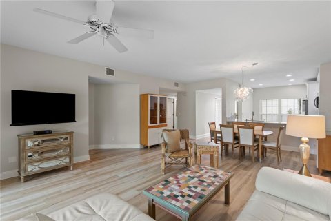 Condo in Largo, Florida, 2 bedrooms  № 2428749 - photo 17