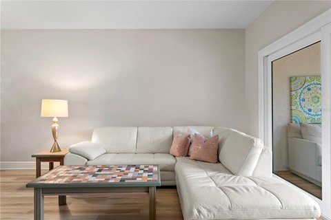 Condo in Largo, Florida, 2 bedrooms  № 2428749 - photo 15