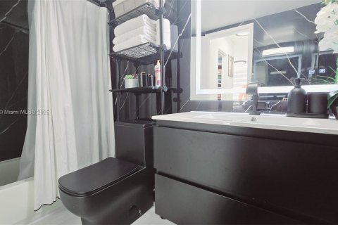 Copropriété à vendre à North Miami Beach, Floride: 2 chambres, 96.71 m2 № 1735989 - photo 12