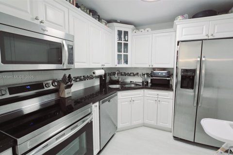 Copropriété à vendre à North Miami Beach, Floride: 2 chambres, 96.71 m2 № 1735989 - photo 24