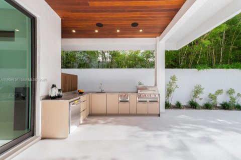 House in Miami, Florida 5 bedrooms, 361.02 sq.m. № 2031191 - photo 17