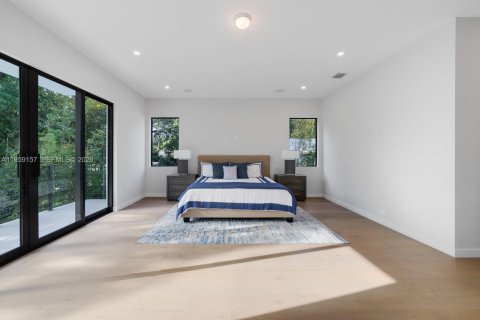 House in Miami, Florida 5 bedrooms, 361.02 sq.m. № 2031191 - photo 23