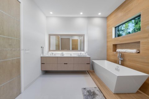 House in Miami, Florida 5 bedrooms, 361.02 sq.m. № 2031191 - photo 26