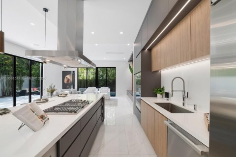 House in Miami, Florida 5 bedrooms, 361.02 sq.m. № 2031191 - photo 14